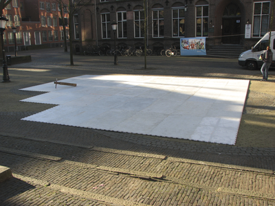 906106 Afbeelding van de aanleg van een kunstijsbaantje op de Mariaplaats te Utrecht, ter gelegenheid van Culturele ...